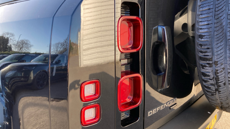 Land Rover Defender 3.0 D300 HSE 110 5dr Auto Diesel Estate